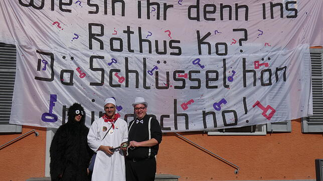 Bestimmt: Narrenpräsident Volker Ebi (Mitte) bestand auch in diesem Jahr darauf, vom Dogerner Bürgermeister Fabian Prause (rechts) und ...