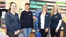 In der Sonnen-Apotheke Donaueschingen werden 75-Prozent der Medikamente über das E-Rezept abgewickelt (von links): Svenja Held, Katrin ...