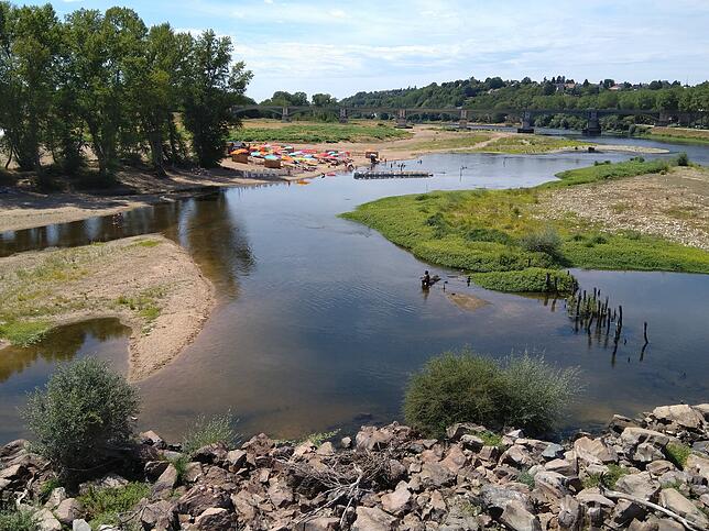 Meist ist das Baden in der Loire verboten, weil zu gefährlich. Hier in Nevers gibt es immerhin einen kleinen Strand, der durch eine Art ...