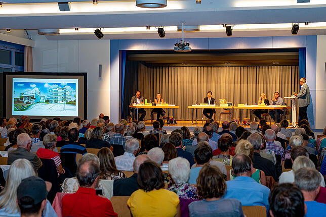 Der Saal im Münsterzentrum ist voll besetzt, das Interesse an der Kandidatenvorstellung der Kirche ist groß.