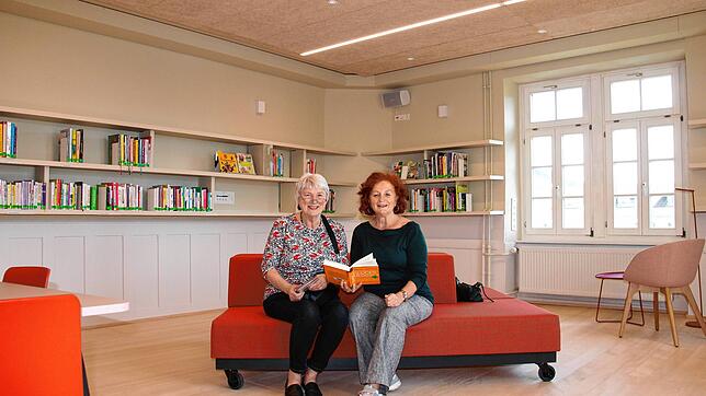 Angelika Amann (rechts) und Magdalena Reinhart beim Stöbern in der Waldshuter Stadtbibliothek. Die Schaffung eines modernen ...