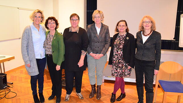Diskutierten über Maßnahmen gegen häusliche Gewlat und über Prävention: Claudia Zwiebel , Dorothea Wehinger, Claudia Schöning-Kalender, ...