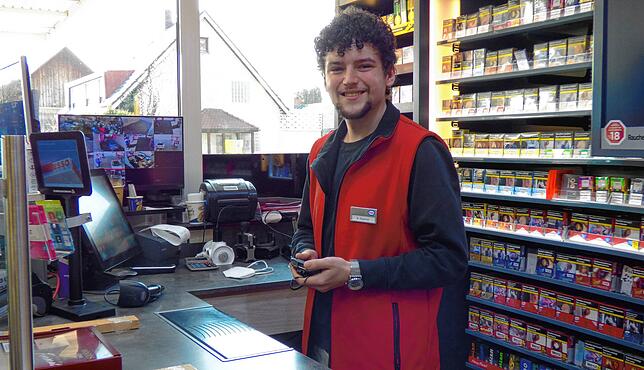 &bdquo;Früher sind die Leute fröhlicher in den Laden gekommen&ldquo;, sagt Benedikt Stephan, Stationsleiter der Esso-Tankstelle in ...