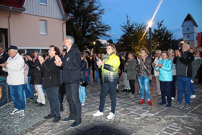 Am Wahlabend ist der Mühlenplatz in Aach bestens besucht. Nach der Bekanntgabe des offiziellen Ergebnisses gibt es reichlich Applaus für ...