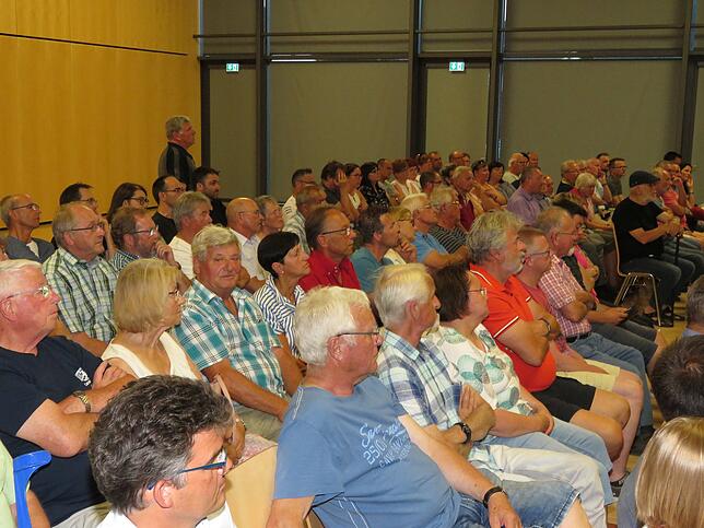 Über 100 Interessenten kommen in die Geisinger Stadthalle, um Informationen aus erster Hand über den Zustand der Donaubrücke zu erfahren.