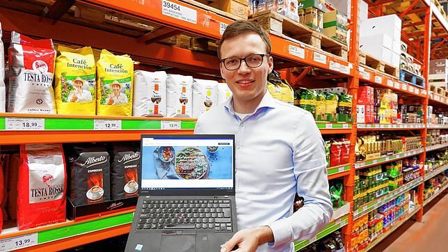 Johannes Netzhammer neben den Regalen im Großhandel. Wegen der Verordnung für Gaststätten hat er sich mit einer Website eine Alternative ...
