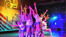 Die Tanzgruppe The Scoops entführt mit ihrer Tanzshow das Publikum in der Heidenfelshalle nach Amerika.
