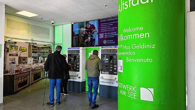 Kunden des Parkhauses Altstadt an den Kassenautomaten: Der Betrieb von Tiefgaragen ist ein Minusgeschäft, sagt die Betreibergesellschaft ...