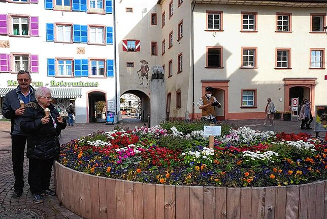 Bunte Frühlingspracht: Reich bepflanzte Brunnen in Waldshut und Tiengen &ndash; hier beim Oberen Tor in Waldshut- machen derzeit den ...