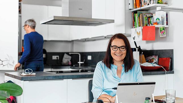 Alexandra Mebus, Geschäftsführerin und Arbeitsdirektorin der Zeppelin GmbH, beim mobilen Arbeiten, hier im Homeoffice.