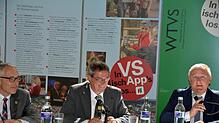 Der Thyssenkrupp-Testturm in Rottweil ist beim Journalistentag auf der Südwestmesse Gegenstand von Diskussion und Information, am Podium ...