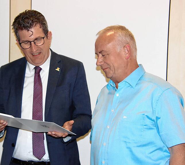 Die Verdiensturkunde des Städtetages samt silberner Nadel erhielt Edgar Lang, der seit 35 Jahren in der Kommunalpolitik aktiv ist.