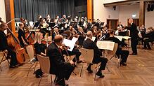 Das Orchester der Musikfreunde unter seinem Dirigenten Johannes Eckmann in der Markdorfer Stadthalle. Die Musikerinnen und Musiker ...