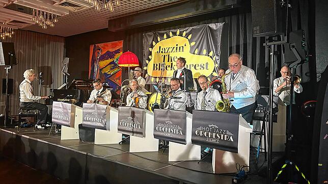 Ladwigs Hot Jazz Orchestra dreht die Zeiger der Zeit bei seinem Auftritt im Theater am Ring um 100 Jahre zurück. Foto: Ina Klietz