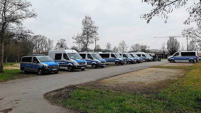 Bereits bei einer der vergangenen Suchaktionen am 1. März (Archivbild) war die Polizei mit mehreren Mannschaftswägen in Radolfzell, um ...