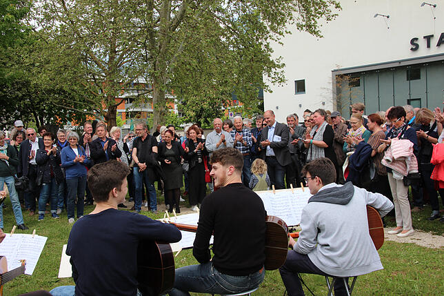 Sehr groß war das Publikumsinteresse bei der Vernissage der Stadtgartengalerie hinter der Stadthalle, wo die Singener Maler anlässlich ...